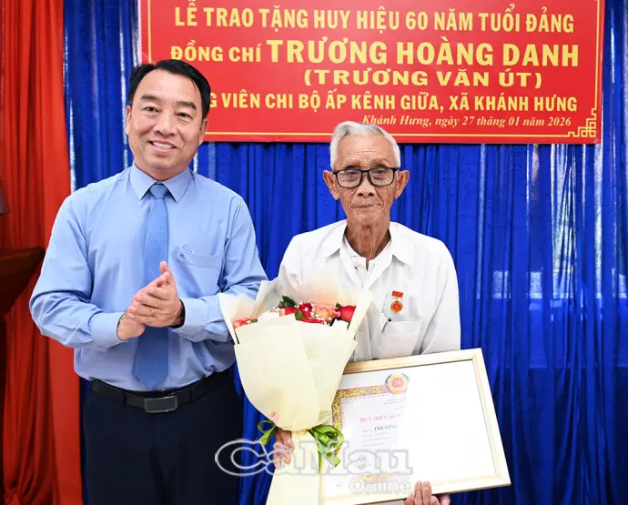 Chủ tịch UBND tỉnh Cà Mau trao Huy hiệu 60 năm tuổi Đảng