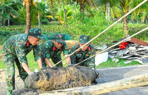 Bàn giao an toàn gần 1,5 tấn bom sót lại sau chiến tranh để huỷ nổ đúng quy định
