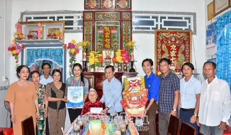 Báo và phát thanh, truyền hình Cà Mau thăm, chúc Tết Mẹ VNAH và Anh hùng LLVTND nhận phụng dưỡng