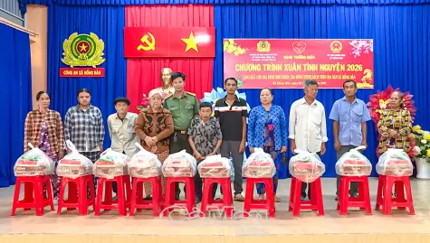 Trao 100 suất quà Tết cho gia đình chính sách, hộ khó khăn