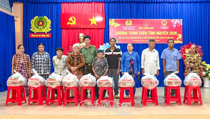 Trao 100 suất quà Tết cho gia đình chính sách, hộ khó khăn