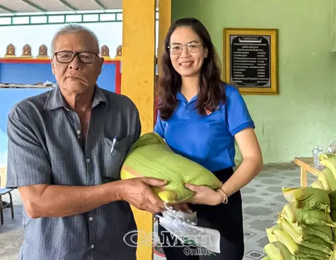 Hơn 200 người dân được khám, tư vấn sức khoẻ, tặng quà