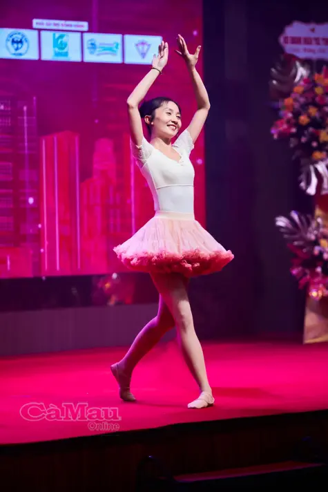 Thầm lặng sau ánh đèn sân khấu