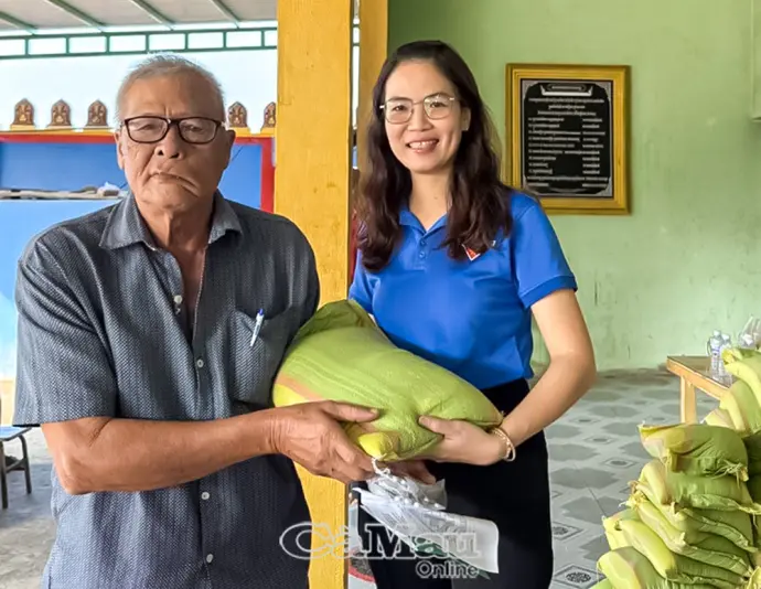 Hơn 200 người dân được khám, tư vấn sức khoẻ, tặng quà