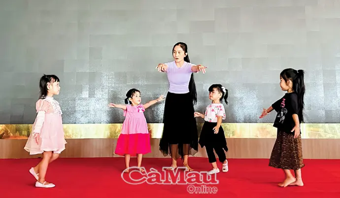 Thầm lặng sau ánh đèn sân khấu