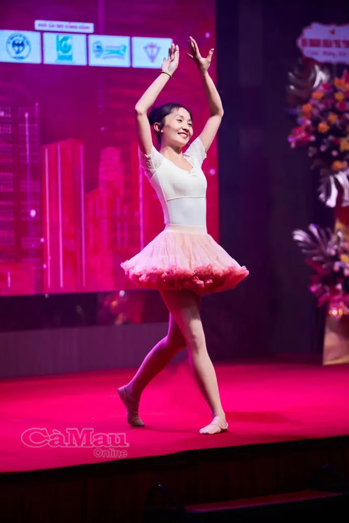 Thầm lặng sau ánh đèn sân khấu