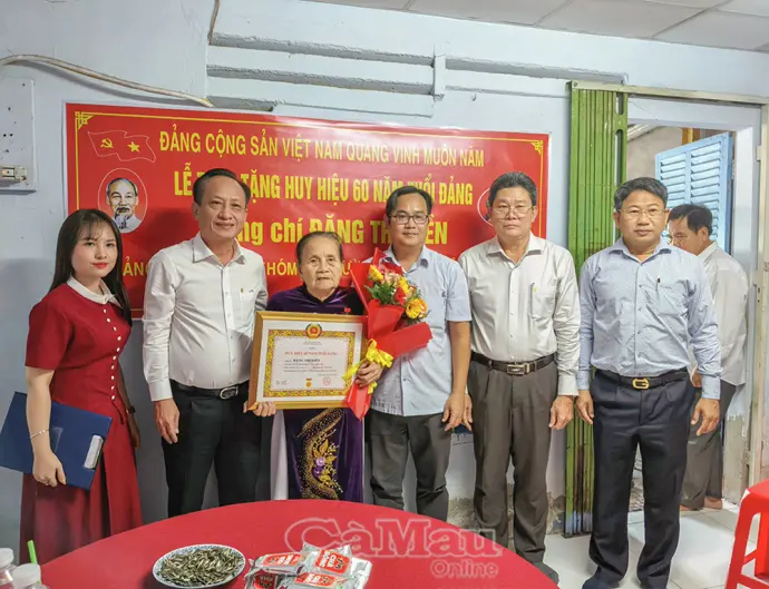 Trao Huy hiệu Đảng cho các đảng viên lão thành nhân kỷ niệm 96 năm Ngày thành lập Đảng