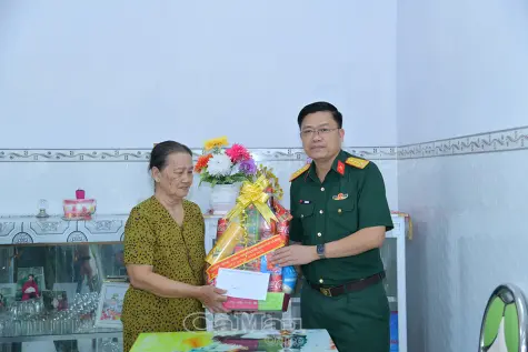 Quà Tết Quân - Dân tặng gia đình chính sách