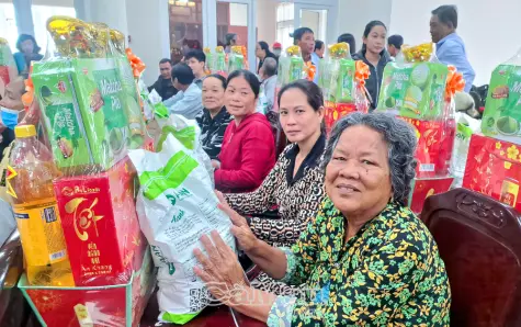 Ấm lòng từ những suất quà Tết nghĩa tình