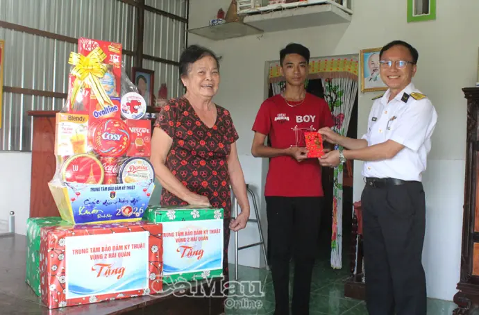 Vùng 2 Hải quân tặng quà Tết con ngư dân Cà Mau
