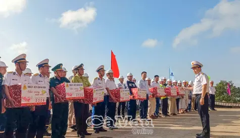 Ấm áp tình Xuân nơi đảo Hòn Khoai