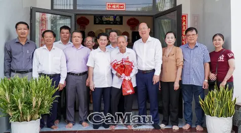 Bí thư Tỉnh uỷ Nguyễn Hồ Hải trao Huy hiệu 65 năm tuổi Đảng tại phường Tân Thành