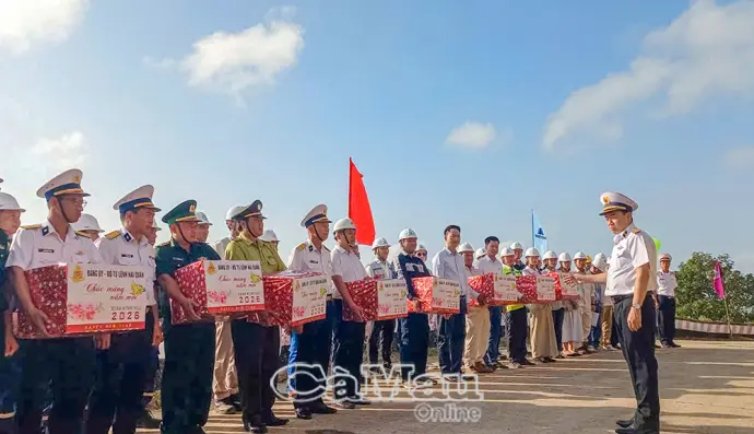 Ấm áp tình Xuân nơi đảo Hòn Khoai