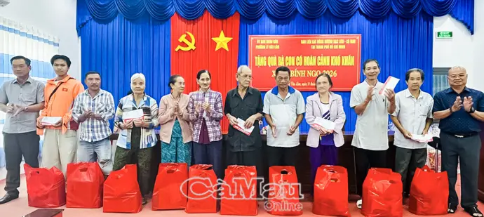 Ban Liên lạc Đồng hương Bạc Liêu - Cà Mau tại TP Hồ Chí Minh trao quà Tết tại Phường Lý Văn Lâm