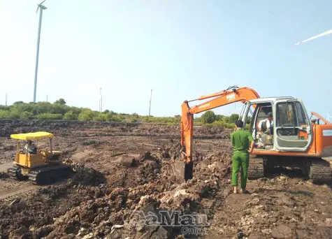 Người dân phát hiện 2 quả đạn pháo khi cải tạo vuông tôm