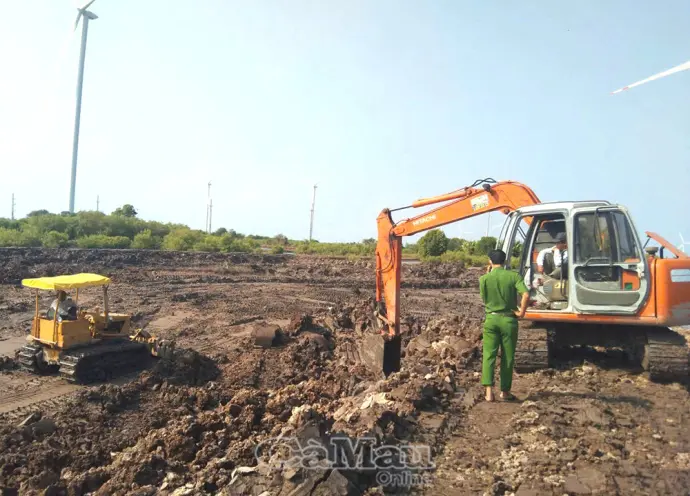 Người dân phát hiện 2 quả đạn pháo khi cải tạo vuông tôm