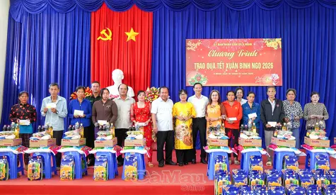 100 suất quà Tết ấm áp đến với hộ nghèo, cận nghèo