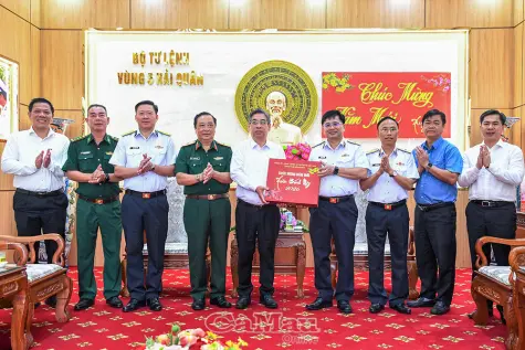 Quân chủng Hải quân chúc Tết cán bộ, chiến sĩ Vùng 5 Hải quân đang làm nhiệm vụ