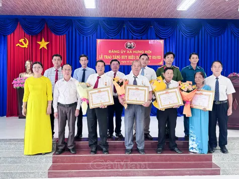 Nhiều địa phương tổ chức trao Huy hiệu Đảng đợt 3/2