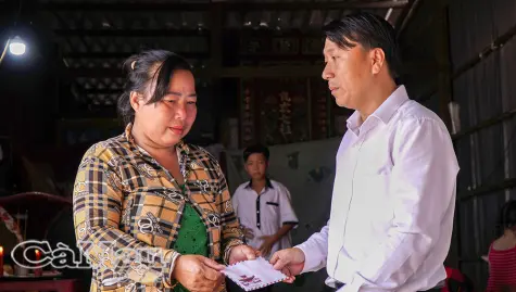 Thăm hỏi gia đình nạn nhân tử vong khi vá ghe biển