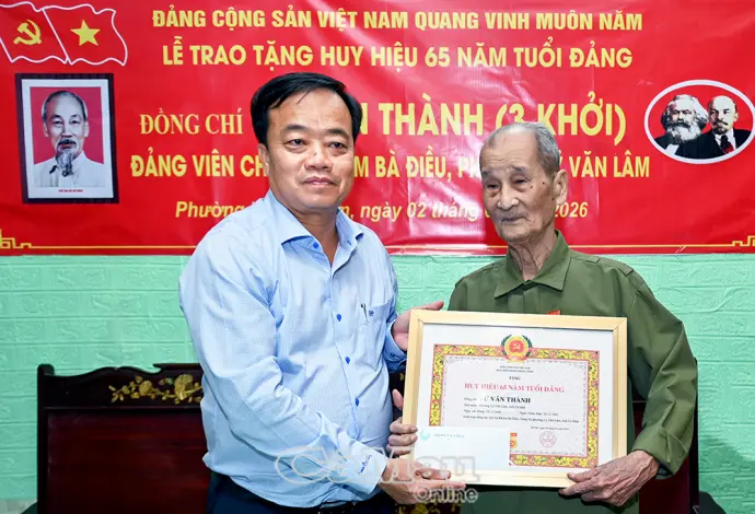 Trao Huy hiệu Đảng, tri ân đảng viên cao niên tiêu biểu