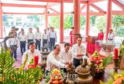 Ban Thường vụ Tỉnh uỷ Cà Mau dâng hương Chủ tịch Hồ Chí Minh nhân kỷ niệm 96 năm Ngày thành lập Đảng