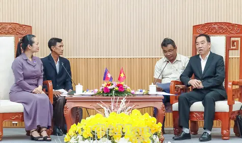 Đoàn cán bộ tỉnh Koh Kong thăm, chúc Tết lãnh đạo tỉnh Cà Mau