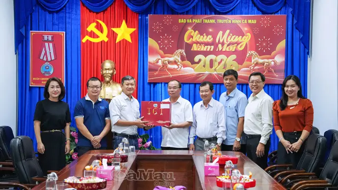 Nhiều đơn vị thăm, chúc Tết Báo và phát thanh, truyền hình Cà Mau