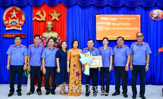 Trao tặng Huy hiệu Đảng cho các đảng viên cao niên