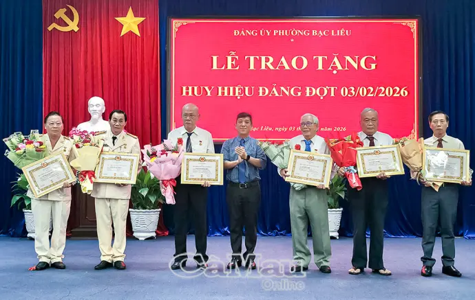 Trao tặng Huy hiệu Đảng cho các đảng viên cao niên