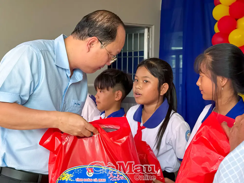 “Xuân sẻ chia - Tết yêu thương” đến với thiếu nhi xã Vĩnh Phước