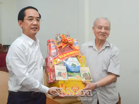 Đoàn đại biểu tỉnh Cà Mau thăm, chúc Tết nguyên Bộ trưởng Bộ Quốc phòng Phạm Văn Trà