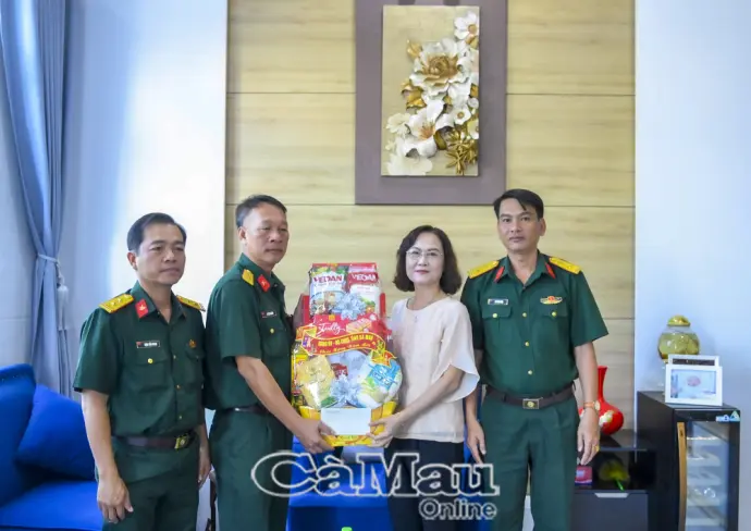 Bộ CHQS tỉnh Cà Mau thăm, chúc Tết nguyên lãnh đạo tỉnh và cán bộ nghỉ hưu