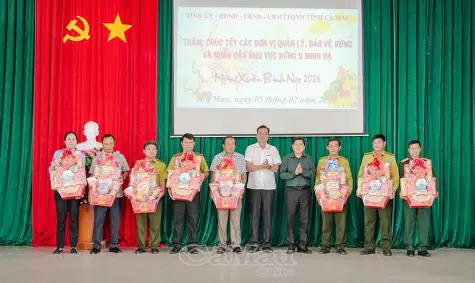 Quà Tết động viên lực lượng và người dân giữ rừng U Minh Hạ