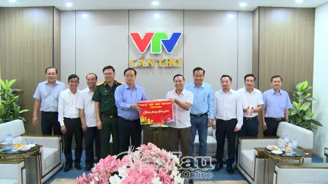 Phó Bí thư Thường trực Tỉnh uỷ Huỳnh Quốc Việt chúc Tết các đơn vị tại Cần Thơ