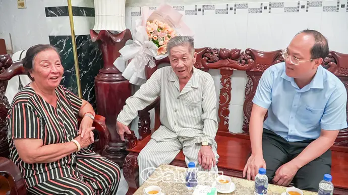 Bí thư Tỉnh uỷ Nguyễn Hồ Hải thăm, chúc Tết nguyên lãnh đạo tỉnh