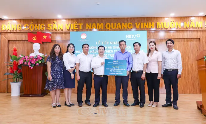 BIDV Cà Mau trao 200 triệu đồng hỗ trợ khắc phục hậu quả thiên tai