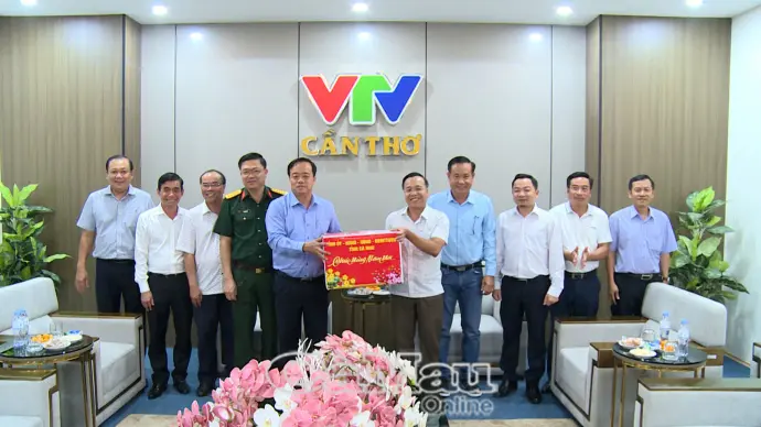 Phó Bí thư Thường trực Tỉnh uỷ Huỳnh Quốc Việt chúc Tết các đơn vị tại Cần Thơ