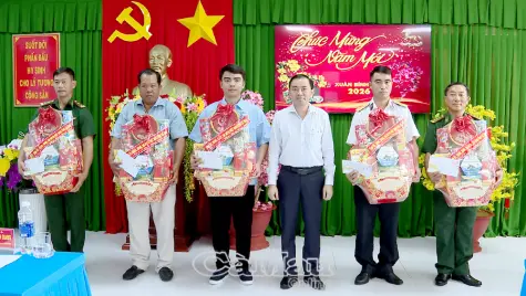 Hòn Chuối vững vàng nơi đầu sóng