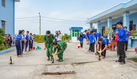 Người lính quân hàm xanh cùng Nhân dân vui Tết