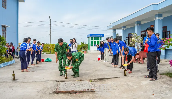 Người lính quân hàm xanh cùng Nhân dân vui Tết