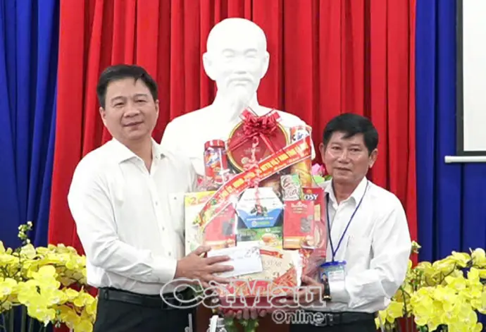 Thăm, chúc Tết các đơn vị y tế và bảo trợ xã hội