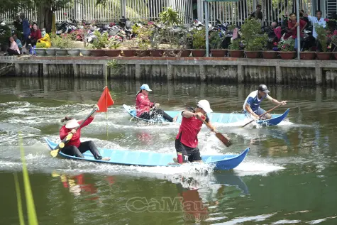 Phum sóc vui tươi với giải đua xuồng ba lá