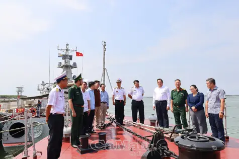 Thắm tình quân - dân Cà Mau và Vùng 2 Hải quân