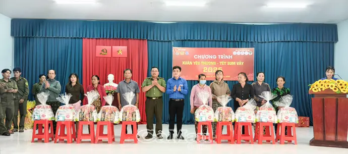 Lan toả pháp luật, sẻ chia nghĩa tình ngày Tết