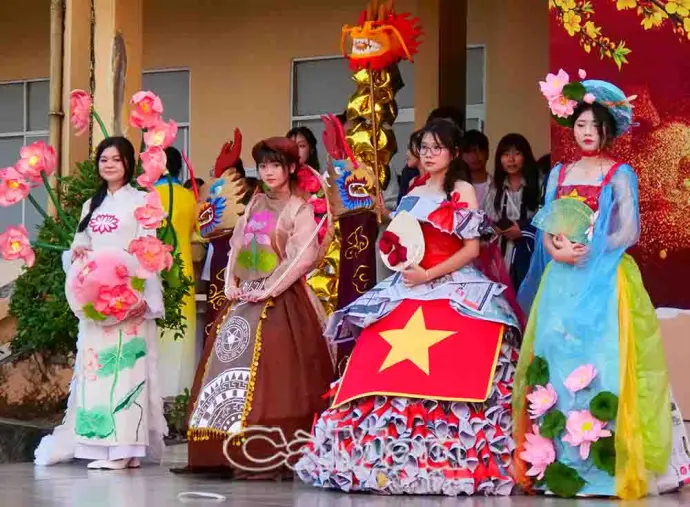 Độc đáo phần thi trình diễn thời trang từ rác tái chế