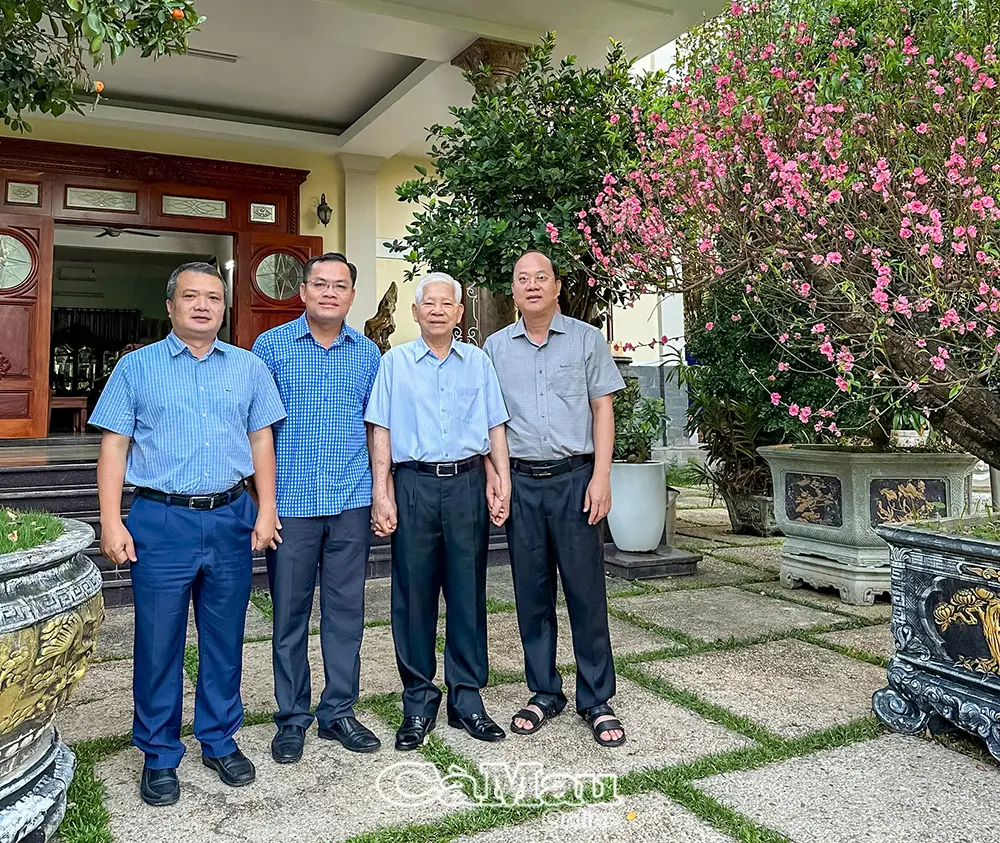 Lãnh đạo tỉnh Cà Mau thăm, chúc Tết nguyên Chủ tịch nước Nguyễn Minh Triết