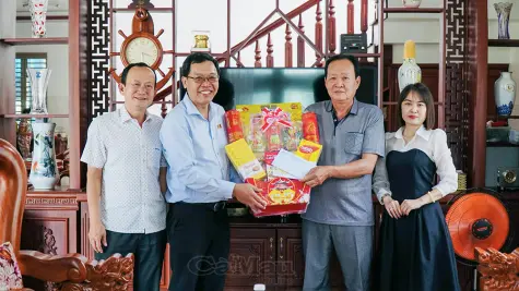 Báo và phát thanh, truyền hình Cà Mau thăm, chúc Tết nguyên lãnh đạo CTV