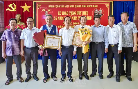 Trao Huy hiệu Đảng tặng các đồng chí nguyên lãnh đạo tỉnh