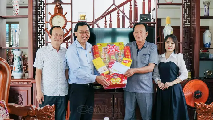 Báo và phát thanh, truyền hình Cà Mau thăm, chúc Tết nguyên lãnh đạo CTV